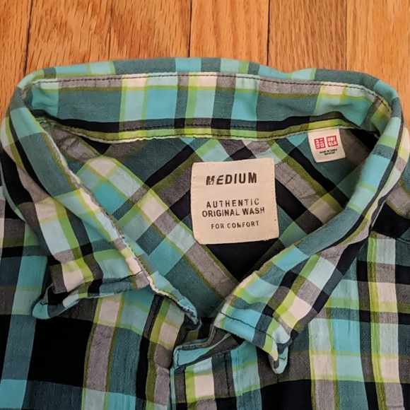 Uniqlo Seersucker Button Down Shirt - Picture 2 of 3